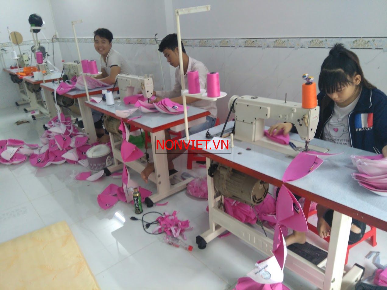 Công đoạn may nón lưỡi trai tại xưởng